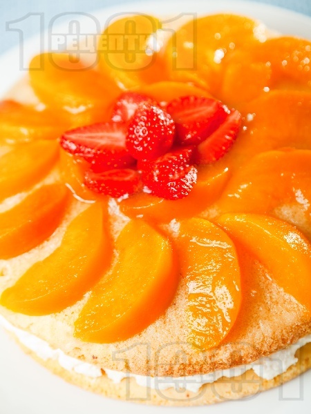 Домашна торта с лек яйчен ванилов крем, желирани плодове - праскови и ягоди - снимка на рецептата